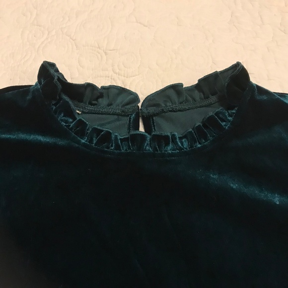 Green velvet long sleeved top embellished with ruffles at wrists & collar (L) - Picture 9 of 16